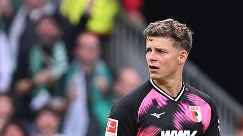 Frustriert: Augsburgs Torwart Finn Dahmen nach der 2:3-Niederlage in Bremen.