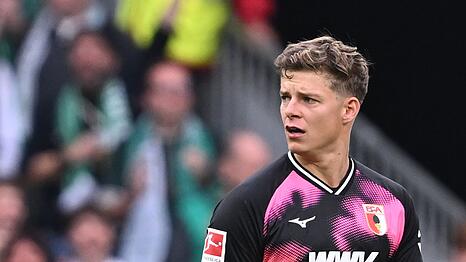 Frustriert: Augsburgs Torwart Finn Dahmen nach der 2:3-Niederlage in Bremen.