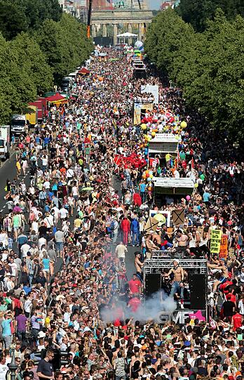 Christopher Street Day in Berlin: Die Bilder von der buntesten Parade der Stadt zum Durchklicken.