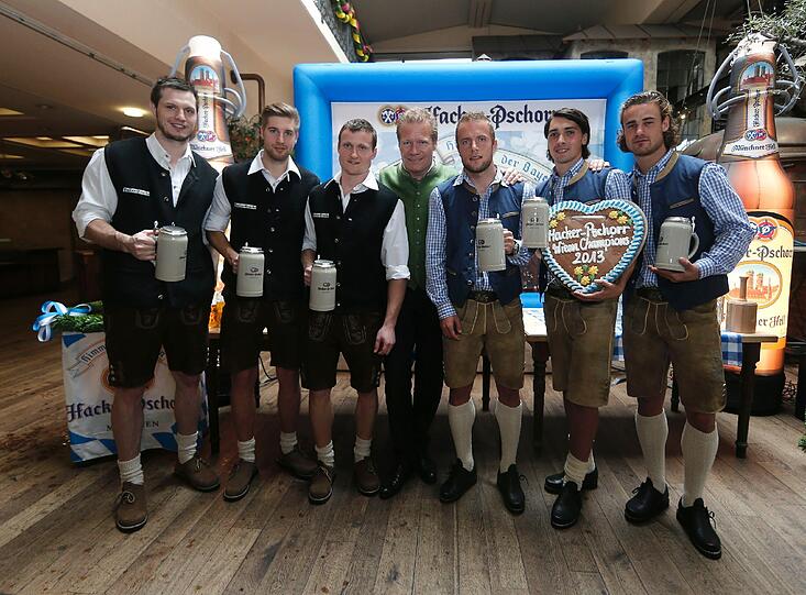 Die Pschorr Wiesn Champions: Der TSV 1860 und der EHC München haben sich in den Disziplinen Nageln, Anzapfen und Maßkrug-Stemmen gemessen. Die Bilder.