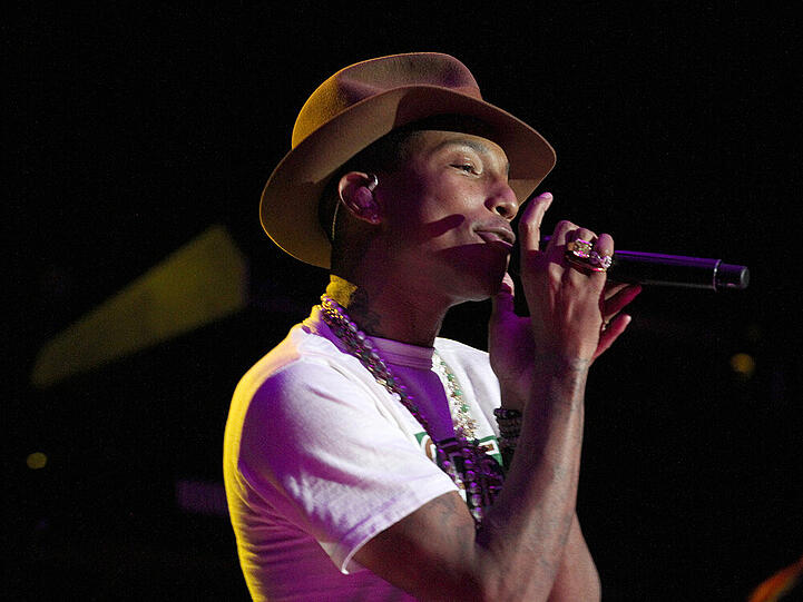 So sieht das aus: Pharrell Williams bei einem Auftritt Ende April