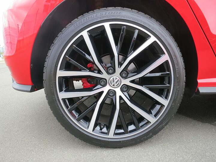 Dem neuen VW Polo GTI sieht man natürlich wieder außen wie innen seine jetzt 192 PS an.