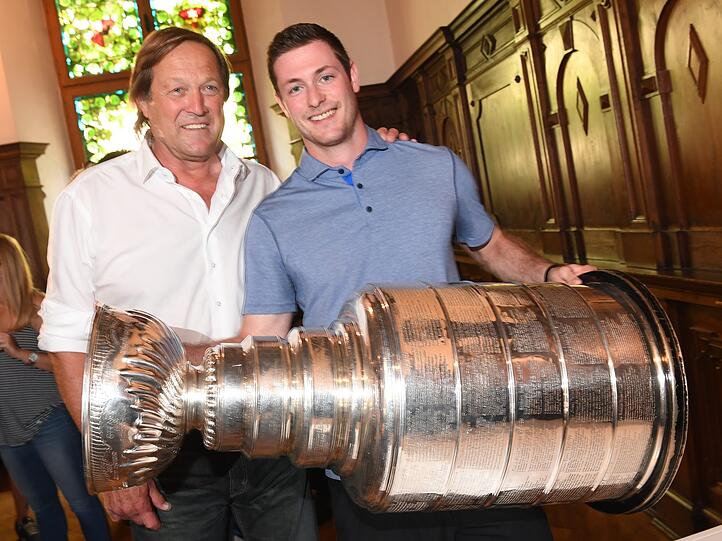Wenn der Vater mit dem Sohne.. .: Erich Kühnhackl (l.) mit Tom und dem Stanley-Cup-Pokal, den der Filius mit Pittsburgh zwei Mal gewann