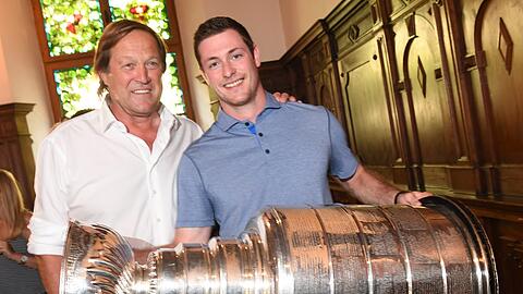 Wenn der Vater mit dem Sohne.. .: Erich Kühnhackl (l.) mit Tom und dem Stanley-Cup-Pokal, den der Filius mit Pittsburgh zwei Mal gewann.