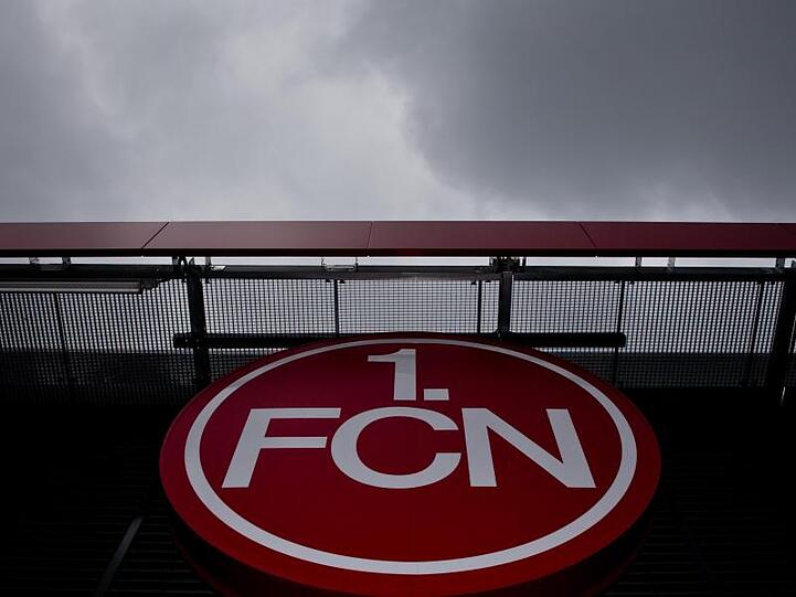 Das Logo des Fußball-Zweitligisten 1. FC Nürnberg ist am Vereinsgebäude in Nürnberg zu sehen. Foto: picture alliance / dpa / Archivbild