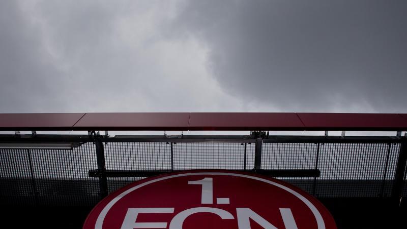 Das Logo des Fußball-Zweitligisten 1. FC Nürnberg ist am Vereinsgebäude in Nürnberg zu sehen. Foto: picture alliance / dpa / Archivbild Das Logo des Fußball-Zweitligisten 1. FC Nürnberg ist am Vereinsgebäude in Nürnberg zu sehen. Foto: picture alliance / dpa / Archivbild