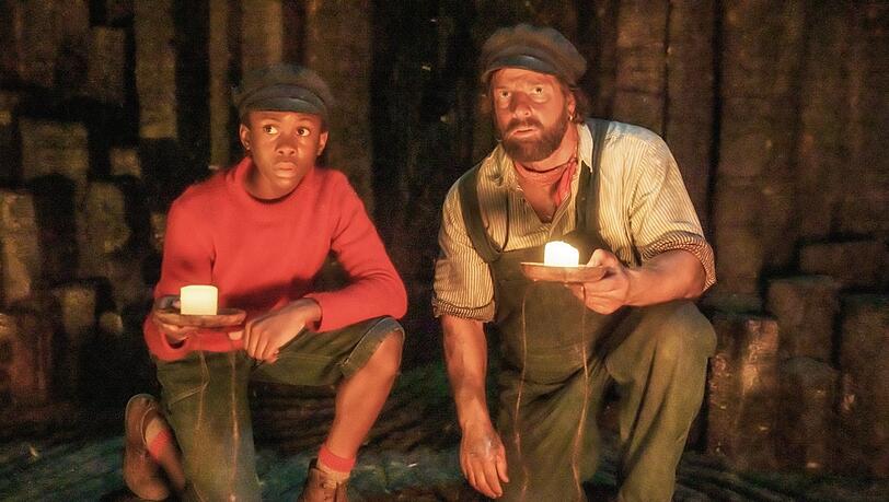 Henning Baum (rechts) als Lokführer Lukas und Solomon Gordon als Jim Knopf in einer Szene des Films "Jim Knopf und die Wilde 13"