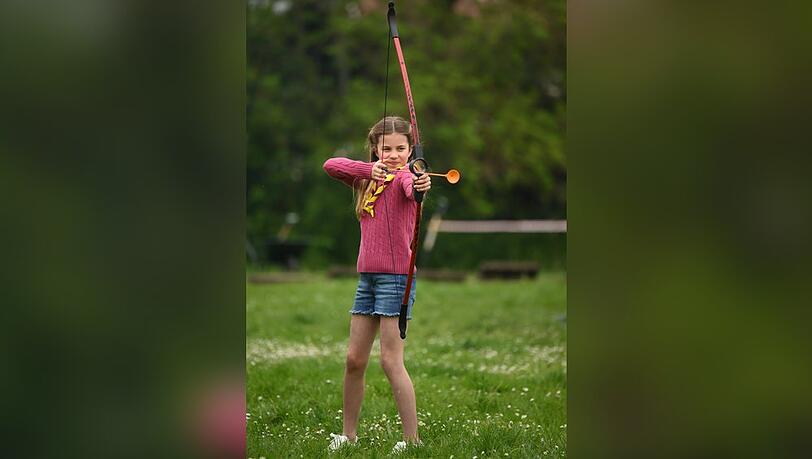 Prinzessin Charlotte weiß wie ein kleiner Profi mit Pfeil und Bogen umzugehen.