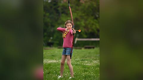 Prinzessin Charlotte weiß wie ein kleiner Profi mit Pfeil und Bogen umzugehen.