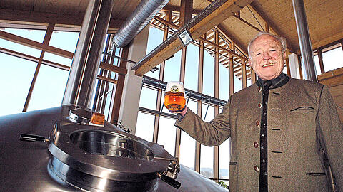 Der Bräu von Aying: Franz Inselkammer, Chef der Ayinger Privatbrauerei, mit einem Krug frisch gebrautem Bier im Jahr 2004. Der Träger des Bayerischen Verdienstordens und Ehrenbürger war in seiner Gemeinde besonders beliebt.