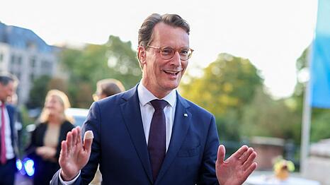 Wo immer er hinkommt, &uuml;berall wartet auf Hendrik W&uuml;st dieselbe Frage.