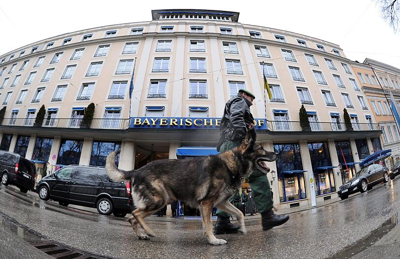 Sicherheitskonferenz in München: Kontrollen der Polizei rund um den Bayerischen Hof.
