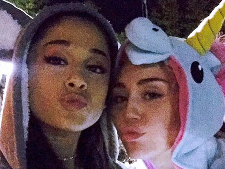 Und jetzt eine schöne Schnute ziehen....Ariana Grande (li.) und Miley Cyrus