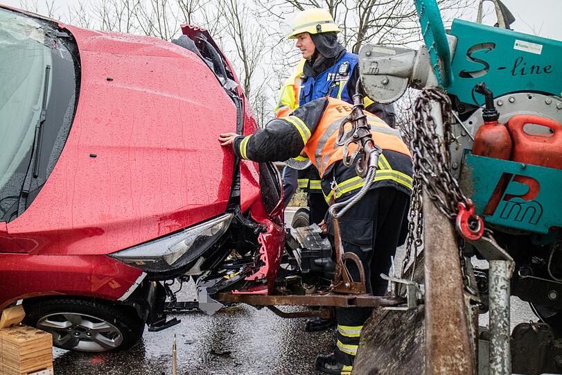 Der Ford krachte von hinten in einen einbiegenden Traktor, es wurden zwei Menschen verletzt.
