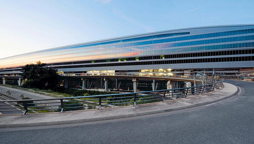 660 Meter lang und eine Milliarde teuer: der neue Über-Bahnhof am Frankfurter Flughafen. 660 Meter lang und eine Milliarde teuer: der neue Über-Bahnhof am Frankfurter Flughafen.