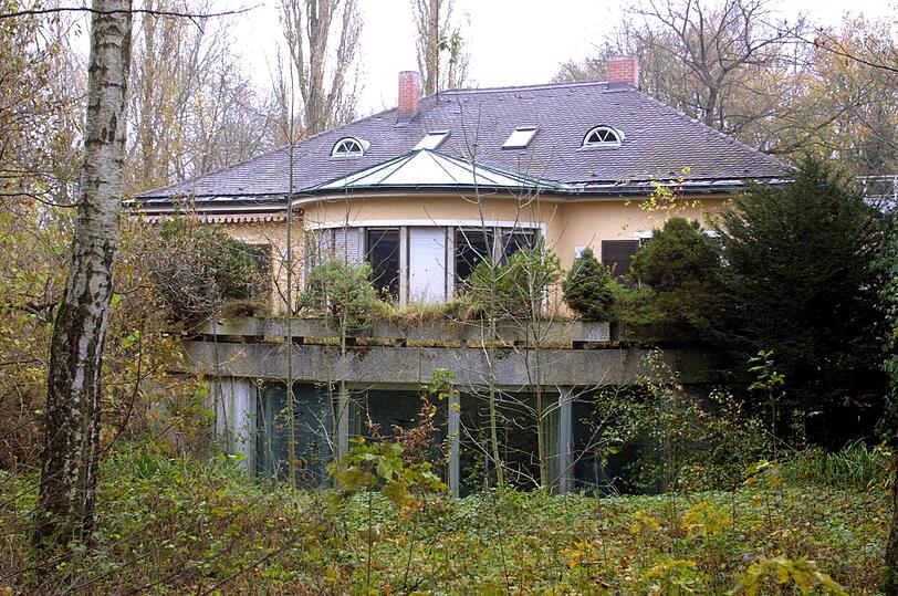 Im Vergleich zu Vorgänger und Nachfolger eher unscheinbar: der (2002 abgerissene) Bungalow des Münchner Apothekers Otto Roeder.