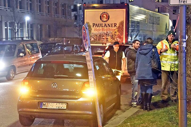 Unfallstelle Tegernseer Landstraße: Am Dienstagabend kollidierte dort ein Lkw mit einem Auto.