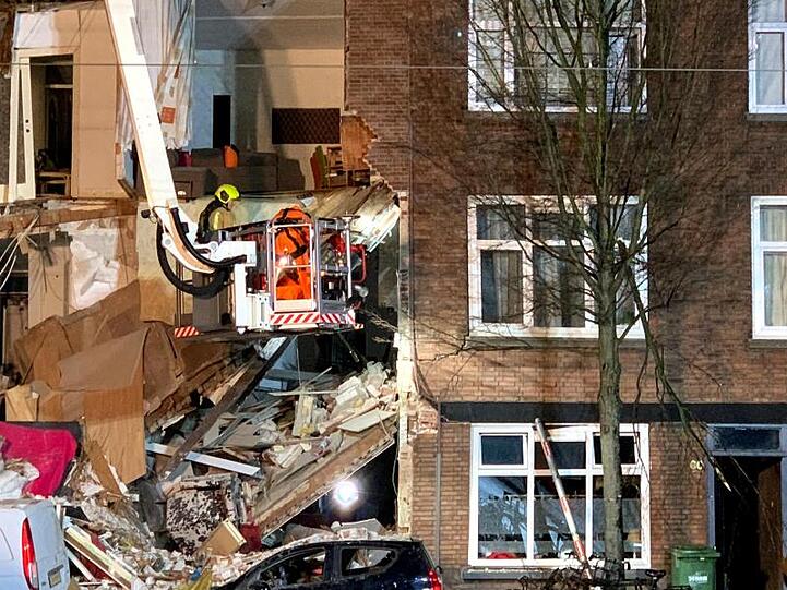 Feuerwehrleute sind nach der Gasexplosion in einem Wohnhaus im Einsatz.