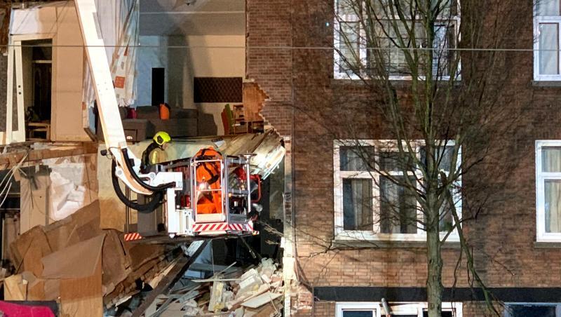 Feuerwehrleute sind nach der Gasexplosion in einem Wohnhaus im Einsatz. Feuerwehrleute sind nach der Gasexplosion in einem Wohnhaus im Einsatz.