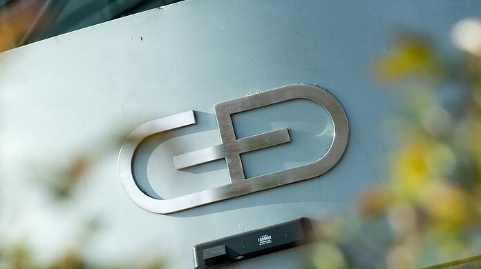 Das Firmenlogo am Gebäude der Zemtrale von Giesecke & Devrient.