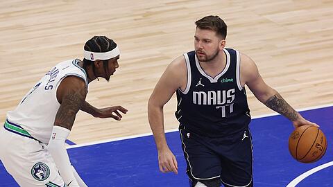 Luka Doncic (r) verbuchte 15 seiner 33 Zähler im Schlussviertel.