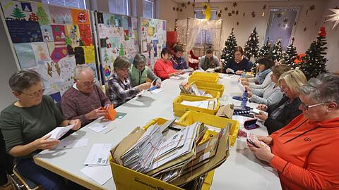 Im Weihnachtspostamt werden fleißig die Briefe des Christkindes eingetütet. (Archivbild)