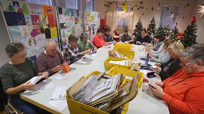 Im Weihnachtspostamt werden fleißig die Briefe des Christkindes eingetütet. (Archivbild)