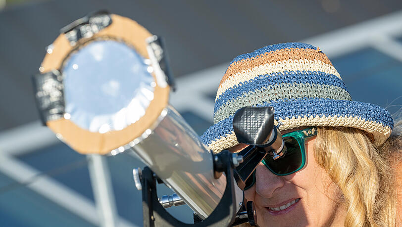 Eine Hobby-Astronomin hat ihr Teleskop aufgebaut. Eine Hobby-Astronomin hat ihr Teleskop aufgebaut.