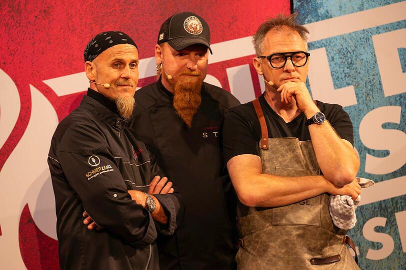 Dreifache Spitze gegen den Koch-King: Im "Coach-Special" vom "Grill den Henssler Sommer-Special" wollen (von links) Ralf Zacherl, Lucki Maurer und Max Stiegl den Gastgeber Henssler ins Schwitzen bringen. Dreifache Spitze gegen den Koch-King: Im "Coach-Special" vom "Grill den Henssler Sommer-Special" wollen (von links) Ralf Zacherl, Lucki Maurer und Max Stiegl den Gastgeber Henssler ins Schwitzen bringen.