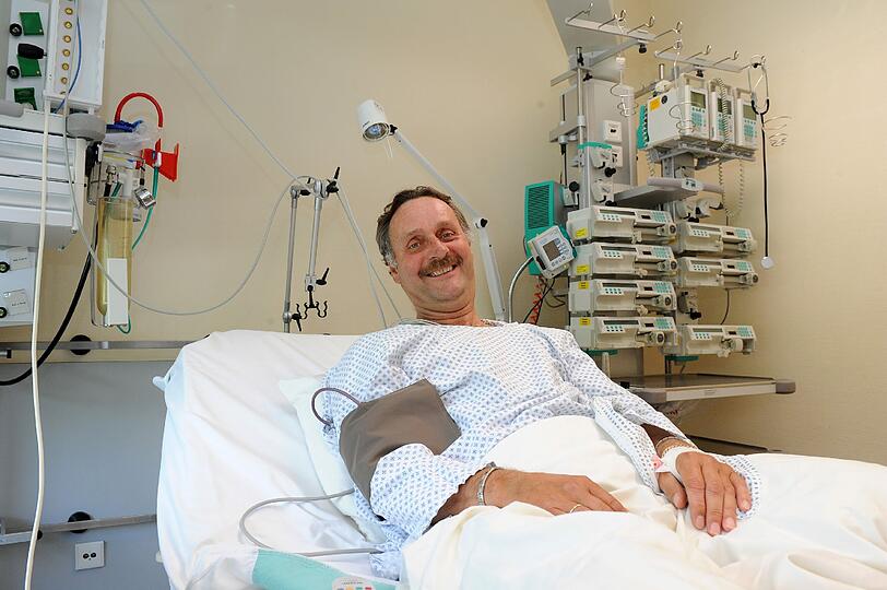 Daumen hoch! Peter Neururer nach seinem Herzinfarkt in der Klinik.