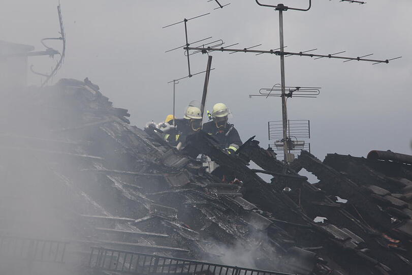Rauchschwaden in Eiselfing: Ein Wohnhaus steht in Flammen.