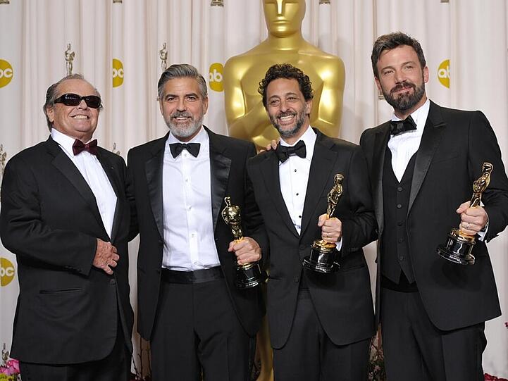 Ein Teil der Gewinner aus dem Vorjahr: Laudator Jack Nicholson (li.), George Clooney, Grant Heslov und Ben Affleck freuen sich über die Auszeichnungen für "Argo" im Februar 2013 in Los Angeles