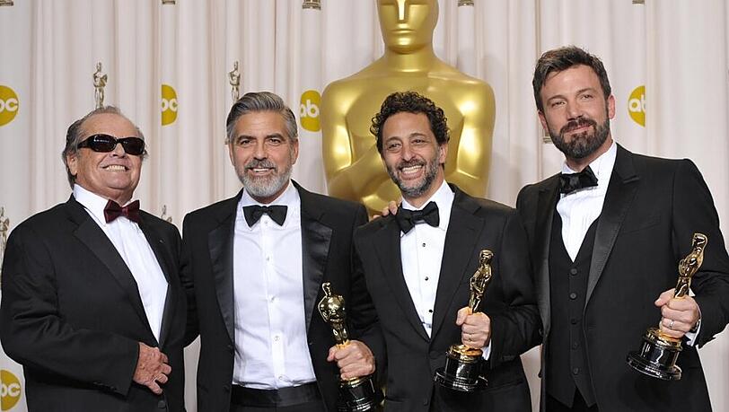 Ein Teil der Gewinner aus dem Vorjahr: Laudator Jack Nicholson (li.), George Clooney, Grant Heslov und Ben Affleck freuen sich über die Auszeichnungen für "Argo" im Februar 2013 in Los Angeles Ein Teil der Gewinner aus dem Vorjahr: Laudator Jack Nicholson (li.), George Clooney, Grant Heslov und Ben Affleck freuen sich über die Auszeichnungen für "Argo" im Februar 2013 in Los Angeles