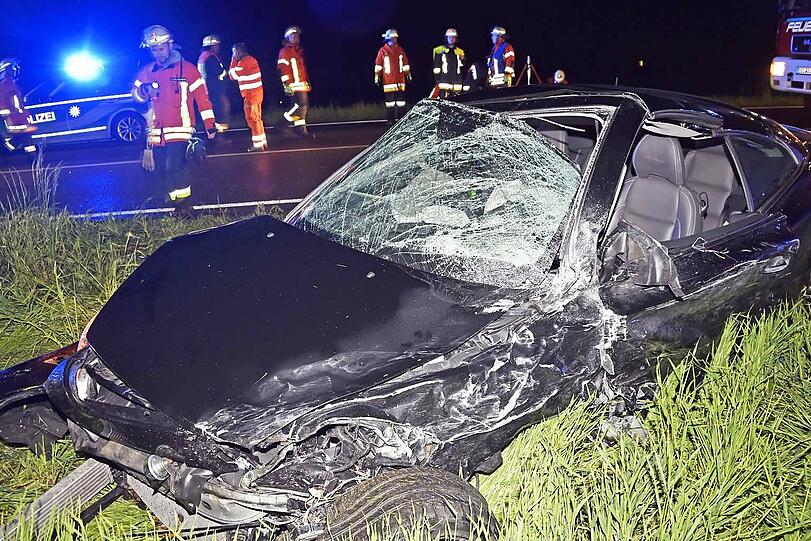 Schrecklicher Anblick: der komplett zerstörte Volvo an der Unfallstelle.