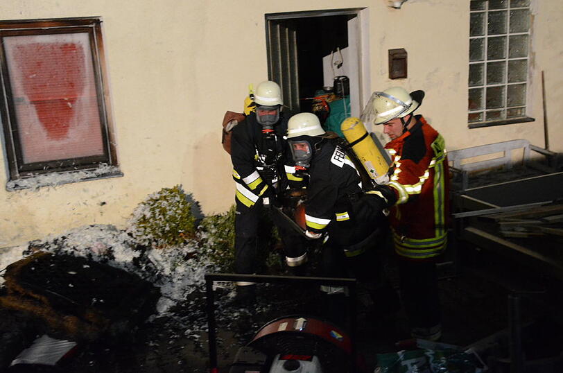 Zum Vollbrand eines Wohnhauses wurden die Feuerwehren aus Vilsbiburg, Seyboldsdorf, Aich und Bonbruck in der Nacht von Freitag auf Samstag kurz vor ein Uhr alarmiert.