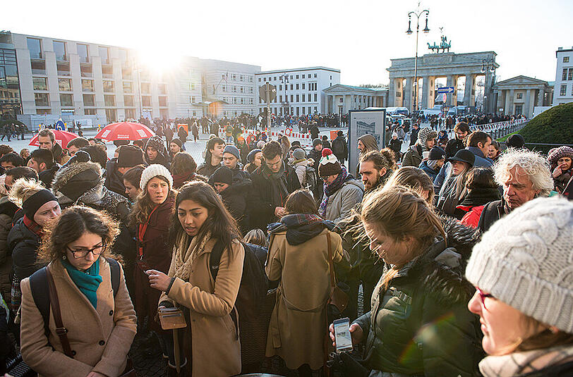 Touristen am Pariser Platz in Berlin. Ein Großteil der Deutschen rechnet mit IS-Anschlägen in Deutschland.