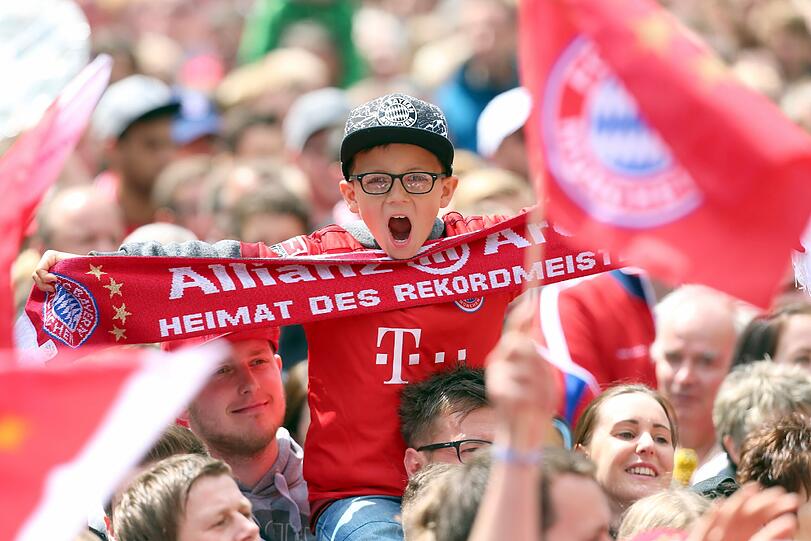 Am Sonntag feierte der FC Bayern (Männer wie Frauen) den Gewinn der Deutschen Meisterschaft. Tausende Fans waren auf den Marienplatz gekommen. Die Bilder.