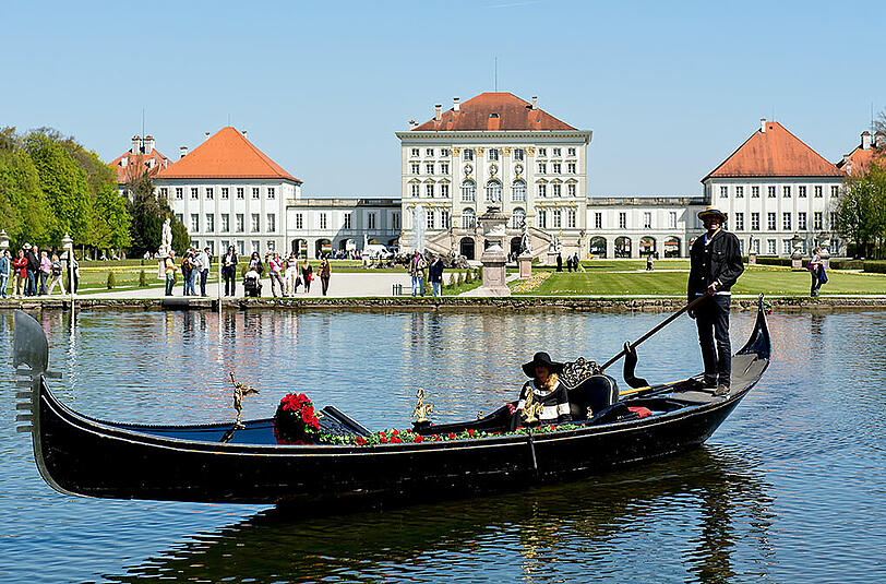 Kurfürstin Henrietta Adelaide ließ sich ab 1664 die "Borgo delle ninfe" gegen ihr Heimweh erbauen &ndash; heute ist Schloss Nymphenburg eines der größten Barock-Ensembles in ganz Europa.