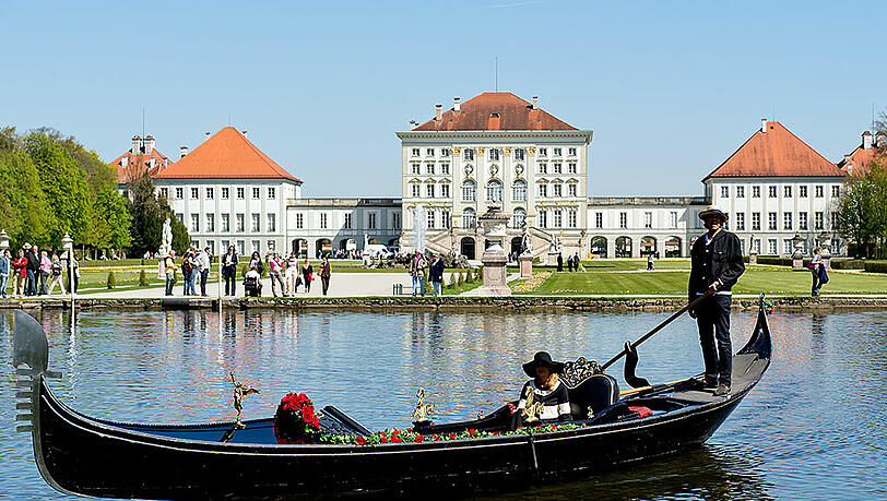Kurfürstin Henrietta Adelaide ließ sich ab 1664 die "Borgo delle ninfe" gegen ihr Heimweh erbauen – heute ist Schloss Nymphenburg eines der größten Barock-Ensembles in ganz Europa. Kurfürstin Henrietta Adelaide ließ sich ab 1664 die "Borgo delle ninfe" gegen ihr Heimweh erbauen – heute ist Schloss Nymphenburg eines der größten Barock-Ensembles in ganz Europa.