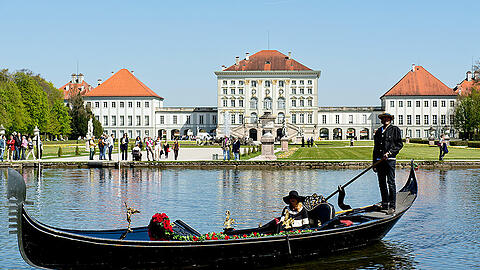 Kurfürstin Henrietta Adelaide ließ sich ab 1664 die "Borgo delle ninfe" gegen ihr Heimweh erbauen &ndash; heute ist Schloss Nymphenburg eines der größten Barock-Ensembles in ganz Europa.