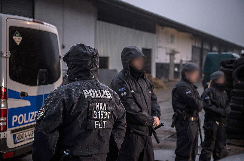 Seit Dienstag Früh läuft die Großrazzia gegen die "Lies!"-Salafisten. Die Bilder vom Polizeieinsatz.