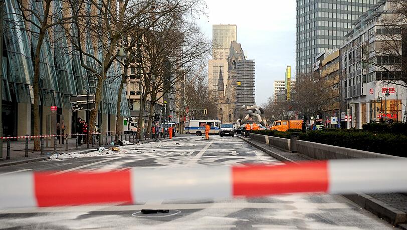 Die gesperrte Tauentzienstraße in Berlin nach dem tödlichen Autorennen von Anfang Februar 2016. Die gesperrte Tauentzienstraße in Berlin nach dem tödlichen Autorennen von Anfang Februar 2016.