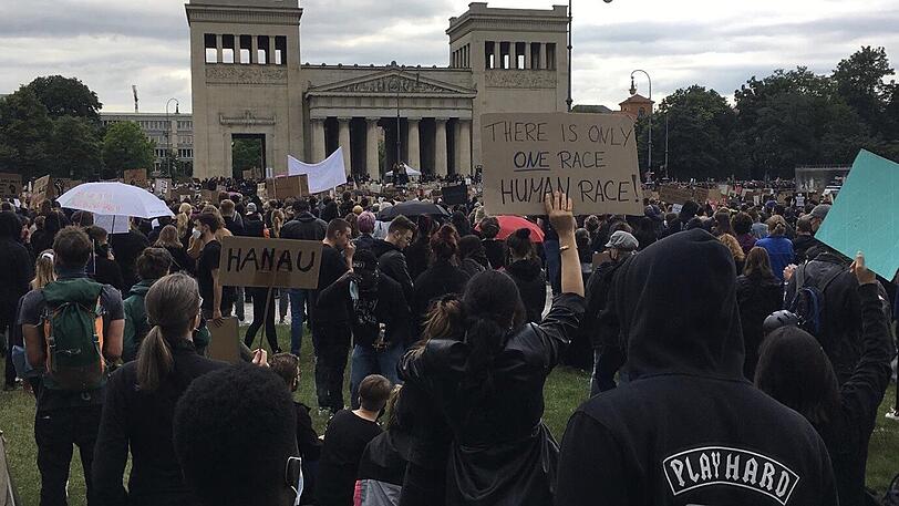Über 25.000 Menschen protestierten am Samstag in München rund um den Königs- und den Karolinenplatz friedlich gegen Rassismus. Auslöser der weltweiten Demos - allein in Deutschland gingen Menschen in über 25 Städten auf die Straße -  war ein Polizeieinsatz in Minneapolis, Minnesota, am 25. Mai 2020. Der 46-jährige Afroamerikaner George Floyd starb dabei durch Polizeigewalt. In München war dies die größte Demo seit langer Zeit.