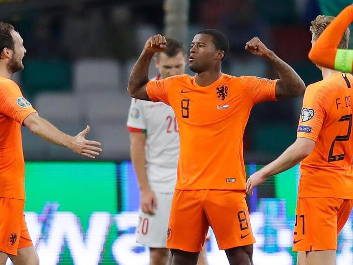 Der Niederländer Giliano Wijnaldum (M) feiert ein Tor gegen Weißrussland.