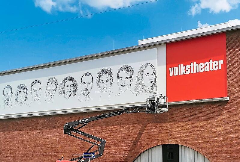 Das Ensemble ist bereits überm Eingang präsent.