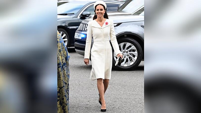 Das weiße Kleid von Alexander McQueen hat Kate bereits mehrmals getragen - diesmal bei einem Gottesdienst.