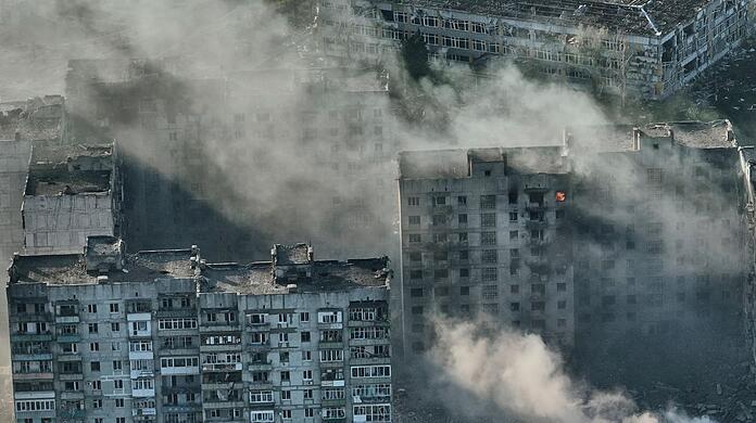 Rauch steigt aus Gebäuden in der schwer umkämpften Stadt Bachmut im Osten der Ukraine auf.