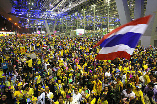 Der besetzte Airport in Bangkok zwischen Partystimmung und Bürgerkrieg.