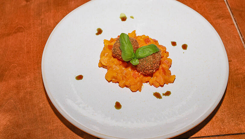 Dritter Gang: Gebackene Basilikum-Risotto-Bällchen mit Kürbisragout.