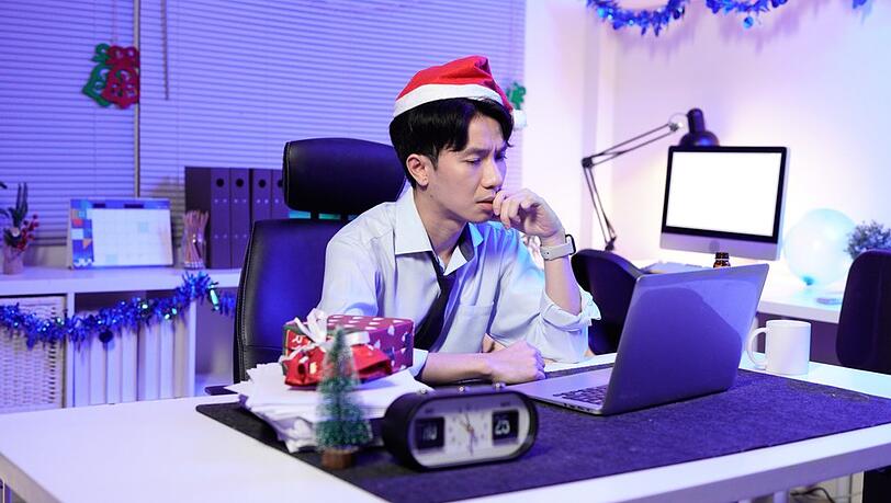 Arbeit an Weihnachten? So viele Menschen sind im Urlaub f&uuml;r den Job kontaktierbar.